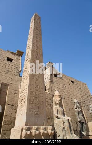 Colossi de Ramses II en face de Pylon, Obélisque, Temple de Louxor, site classé au patrimoine mondial de l'UNESCO, Louxor, Egypte Banque D'Images