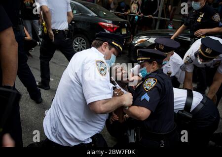 New York, États-Unis. 29 mai 2020. La police arrête un manifestant à New York, aux États-Unis, le 29 mai 2020. Les New-Yorkais ont continué à protester contre la mort de George Floyd alors que des centaines de personnes sont emmenées dans la rue de Manhattan vendredi pour exprimer leur colère contre la brutalité et le racisme de la police. Crédit: Michael Nagle/Xinhua/Alay Live News Banque D'Images