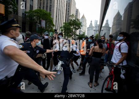 New York, États-Unis. 29 mai 2020. La police a chassé un manifestant à New York, aux États-Unis, le 29 mai 2020. Les New-Yorkais ont continué à protester contre la mort de George Floyd alors que des centaines de personnes sont emmenées dans la rue de Manhattan vendredi pour exprimer leur colère contre la brutalité et le racisme de la police. Crédit: Michael Nagle/Xinhua/Alay Live News Banque D'Images