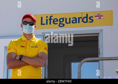 Les gardes de vie RNLI reprennent leurs patrouilles sur la plage de Croyde à Devon en portant des EPI avant l'assouplissement de la restriction de verrouillage du coronavirus lundi. Banque D'Images