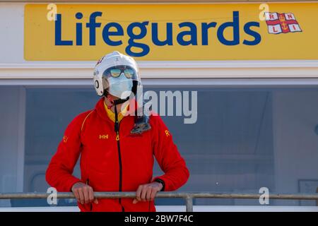 Les gardes de vie RNLI reprennent leurs patrouilles sur la plage de Croyde à Devon en portant des EPI avant l'assouplissement de la restriction de verrouillage du coronavirus lundi. Banque D'Images