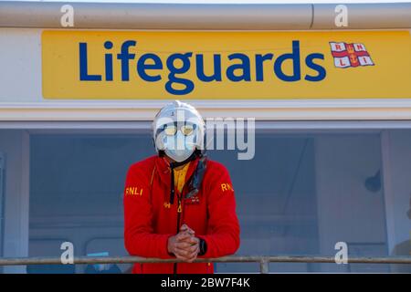 Les gardes de vie RNLI reprennent leurs patrouilles sur la plage de Croyde à Devon en portant des EPI avant l'assouplissement de la restriction de verrouillage du coronavirus lundi. Banque D'Images