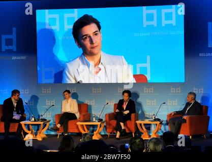 (200530) -- BELGRADE, 30 mai 2020 (Xinhua) -- le Premier ministre serbe Ana Brnabic (2e L) prend la parole lors d'un panel de la conférence "le monde après le coronavirus" à Belgrade, Serbie, 29 mai 2020. Les fonctionnaires qui assistent au panel d'ouverture d'une conférence internationale ici vendredi ont convenu que la pandémie COVID-19 va changer les relations internationales. (Équipe d'experts médicaux chinois en Serbie/document via Xinhua) Banque D'Images