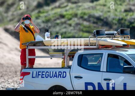 Les gardes de vie RNLI reprennent leurs patrouilles sur la plage de Croyde à Devon en portant des EPI avant l'assouplissement de la restriction de verrouillage du coronavirus lundi. Banque D'Images