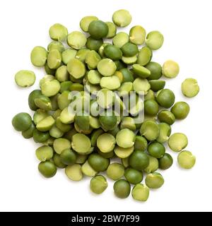 Pile de pois secs verts séparés sur blanc. Vue de dessus. Banque D'Images