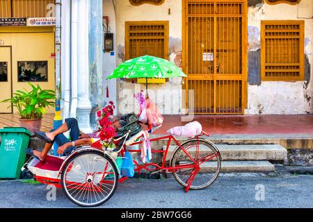 Pilote de pousse-pousse à vélo qui dormait à George Street, George Town, Penang, Malaisie Banque D'Images