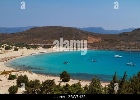 Plage de Simos, Elafonissos, Grèce du sud. Couleurs tirquoises incroyables. Super plage avec sable fin. Le soleil est chaud. Quelques petits bateaux dans la mer Banque D'Images