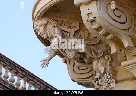 VALLETTA, MALTE - 16 NOVEMBRE 2019 : un corbel est situé à l'angle du Palais des Grands maîtres sur la place Saint-Georges Banque D'Images