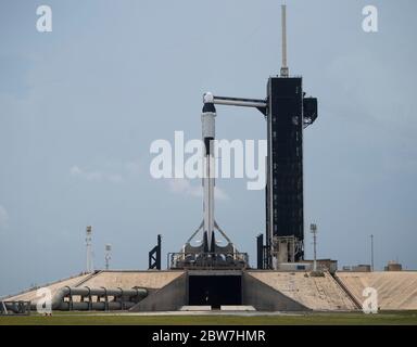 La fusée SpaceX Falcon 9 transportant le vaisseau spatial Crew Dragon au complexe de lancement 39A au Kennedy Space Center le 27 mai 2020 à Cape Canaveral, Floride. La mission de démonstration-2 SpaceX de la NASA fera une deuxième tentative au lancement le 30 mai, premier lancement commercial transportant des astronautes à la Station spatiale internationale. Banque D'Images