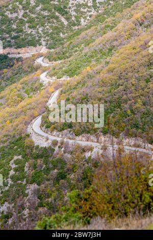 Route vide de montagne sinueuse, région de Xanthi, nord de la Grèce. Vue en grand angle, journée de brume de fin d'automne, photographie de voyage Banque D'Images