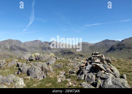 Le Sommet du Knott dur et la vue vers SCA Fell, le brochet de Scafell, le crag d'Ill, Esk Pike et Bow Fell, Lake District, Cumbria, Royaume-Uni Banque D'Images