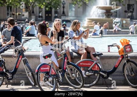 Londres, Royaume-Uni. 30 mai 2020. Les touristes et les Londoner's profitent du soleil tout en s'asseyant aux fontaines de Trafalgar Square, Londres, Royaume-Uni. 30 mai 2020. Trafalgar Square Londres, Angleterre, Royaume-Uni crédit: Clickpics/Alay Live News Banque D'Images