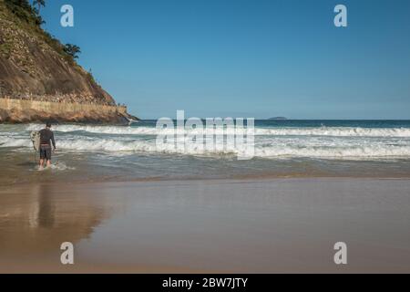 Surfeur sur la plage de Copacabana Banque D'Images