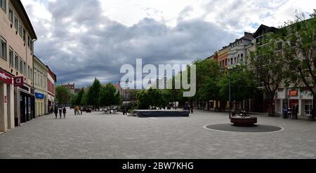 SZOMBATHELY / HONGRIE, 27 AVRIL 2019. En fin d'après-midi avec nuages orageux au-dessus de la place de la vieille ville à Szombathely, Hongrie Banque D'Images