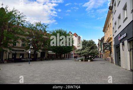 SZOMBATHELY / HONGRIE, 27 AVRIL 2019. En fin d'après-midi, le ciel bleu surla place de la vieille ville à Szombathely, Hongrie Banque D'Images