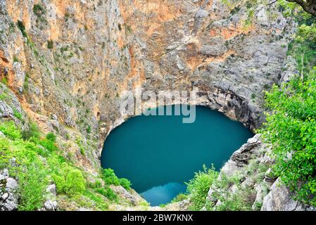 Lac Rouge (Crveno Jezero) dans le cratère d'un volcan éteint, Croatie. Banque D'Images