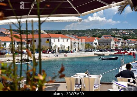 PRIMOSTEN, CROATIE - 2 MAI 2019 - personnes assis dans la cafétéria située dans la célèbre et belle ville de Primosten à Dalmatie - populaire destination touristique Banque D'Images