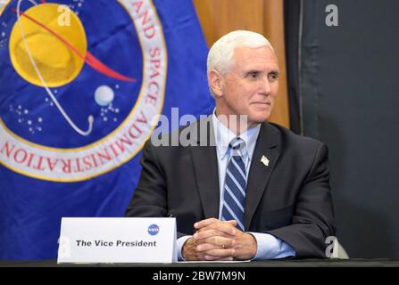 Le vice-président américain Mike Pence participe à une séance d'information sur le lancement de la mission de démonstration SpaceX 2 au bâtiment Neil Armstrong Operations and Checkout après le départ des astronautes de la NASA Robert Behnken et Douglas Hurley pour le complexe de lancement 39A pour embarquer sur un vaisseau spatial SpaceX Crew Dragon pour le lancement, Au Kennedy Space Center le 27 mai 2020 à Cape Canaveral, Floride. La mission a été lavée 16 minutes avant le lancement en raison de la météo et essaiera à nouveau le 30. Banque D'Images