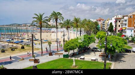 La ville de Sitges en Espagne, Platja Sant Sebastià à plage Mer Méditerranée Banque D'Images