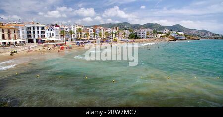 La ville de Sitges en Espagne, Platja Sant Sebastià à plage Mer Méditerranée Banque D'Images