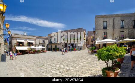 ERICE, ITALIE - 08 AOÛT 2017 : place principale d'Erice avec boutiques et restaurants touristiques, près de Trapani, Sicile, Italie Banque D'Images