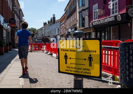 Panneau sur la rue anglaise haute, centre-ville, Hitchin, Hertfordshire, Royaume-Uni, conseiller la distance sociale à 2 mètres pendant la pandémie du coronavirus COVID-19. 2020 Banque D'Images