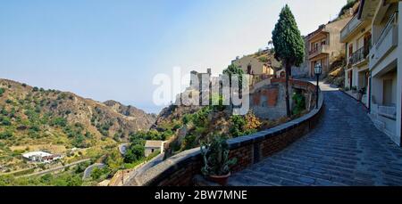 Allée déserte dans le vieux village de Savoca sur l'île de Sicile. Ce village est connu du plan pour les scènes dans Corleone de Francis Ford Coppola's The Go Banque D'Images