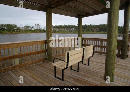 Station d'observation des oiseaux au milieu d'un terrain marécageux dans le parc d'État de Big Talbot Island, Floride, États-Unis Banque D'Images