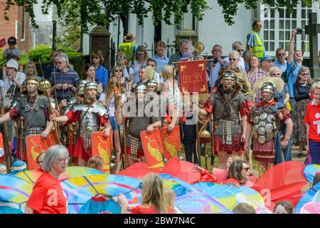 La garde de rue Ermine s'est habillée pour le Festival romain alors que les soldats romains regardent le pèlerinage d'Alban qui a eu lieu pour célébrer Alban, le premier Saint de Grande-Bretagne. Banque D'Images