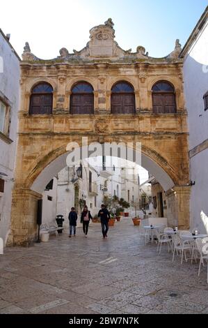 OSTUNI, APULIA, ITALIE - 28 MARS 2018 : place traditionnelle devant la cathédrale d'Ostuni - la ville blanche, Puglia, Italie Banque D'Images