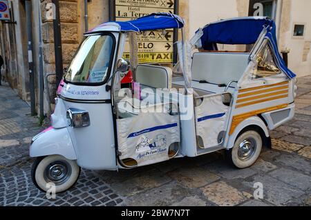 OSTUNI, PUGLIA, ITALIE - 28 MARS 2018 : le trike touristique attend les passagers dans la rue de la ville d'Ostuni, la ville blanche, Apulia, IT Banque D'Images