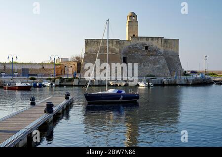 VILLANOVA, APULIA, ITALIE - 28 MARS 2018 : le petit port avec château médiéval sur le bord de mer à Villanova, Puglia, Italie Banque D'Images