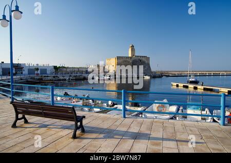 VILLANOVA, APULIA, ITALIE - 28 MARS 2018 : le petit port avec château médiéval sur le bord de mer à Villanova, Puglia, Italie Banque D'Images