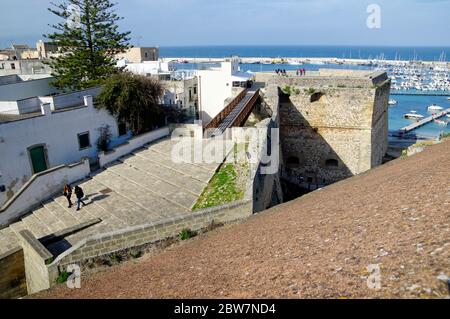 OTRANTO, APULIA, ITALIE - 30 MARS 2018 : un magnifique paysage urbain de la ville d'Otranto depuis les murs du château médiéval aragonais d'Otranto, Apulia, Italie Banque D'Images