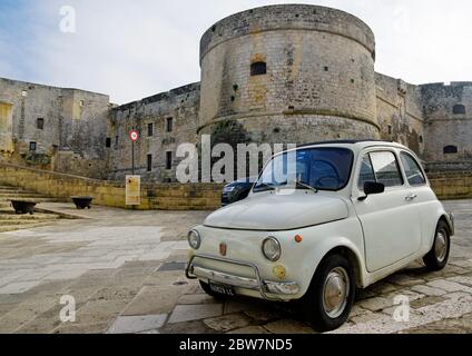 OTRANTO, APULIA ,ITALIE - 30 MARS 2018: Fiat Cinquecento classique devant le château médiéval Aragonese à Otranto, Apulia, Italie Banque D'Images