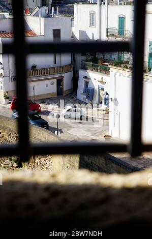 OTRANTO, APULIA ,ITALIE - 30 MARS 2018: Fiat Cinquecento classique devant le château médiéval Aragonese à Otranto, Apulia, Italie Banque D'Images