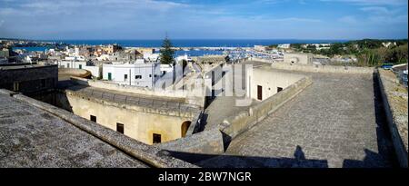OTRANTO, APULIA ,ITALIE - 30 MARS 2018 : une vue magnifique sur la ville d'Otranto depuis les murs du château médiéval aragonais à Otranto, Apulia, Italie Banque D'Images