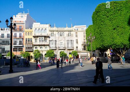 SÉVILLE, ANDALOUSIE / ESPAGNE - 10 MAI 2018: Personnes en après-midi ensoleillé dans la rue principale dans le centre de Séville. Espagne Banque D'Images