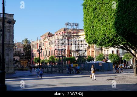 SÉVILLE, ANDALOUSIE / ESPAGNE - 10 MAI 2018: Personnes en après-midi ensoleillé dans la rue principale dans le centre de Séville. Espagne Banque D'Images