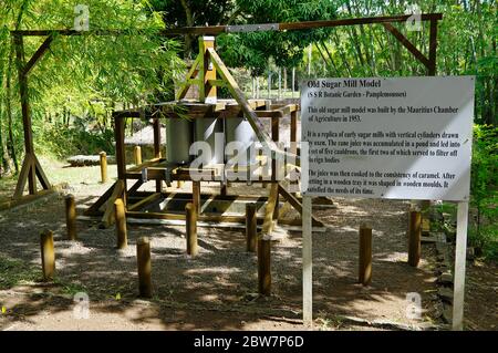 PORT LOUIS / MAURICE - AOÛT 14 2018 : ancien modèle de moulin à sucre reconstruit dans le jardin botanique de Sir Seewoosagur Ramgoolam. C'est un touriste populaire Banque D'Images