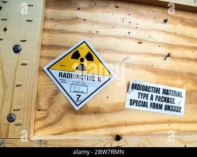 Étiquette d'avertissement relative aux matières radioactives à côté de l'emballage en bois standard de transport Banque D'Images