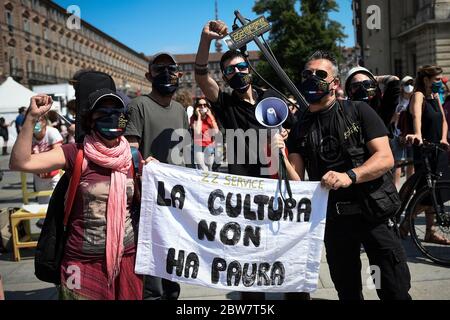 Turin, Italie. 30 mai 2020. TURIN, ITALIE - 30 mai 2020 : les manifestants tiennent une bannière lisant « la culture n'a pas peur » lors d'une manifestation dans le secteur culturel. Les travailleurs du secteur du spectacle, du divertissement, des arts et de la culture demandent au gouvernement italien un revenu de base en raison de l'urgence du coronavirus. (Photo de Nicolò Campo/Sipa USA) crédit: SIPA USA/Alay Live News Banque D'Images