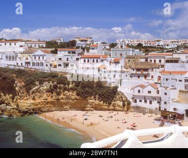 Vue sur la station balnéaire, Praia de Carvoeiro, Carvoeiro, région de l'Algarve, Portugal Banque D'Images