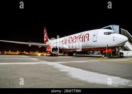 D-ABKJ airberlin Boeing 737-86J(WL) BEI Nacht leicht mit Schnee bedeckt am Flughafen Stuttgart (STR/EDDS), Allemagne Banque D'Images