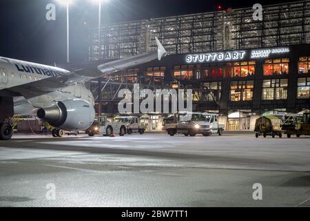 Flughafen Stuttgart Gebäude mit Leuchtgedem Schild 'Tuttgart Manfred Romme Airport' BEI Nacht - Lufthansa Airbus A319 Banque D'Images