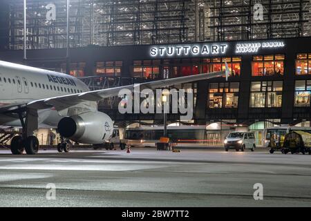 Flughafen Stuttgart Gebäude mit Leuchtgedem Schild 'Tuttgart Manfred Romme Airport' BEI Nacht - Lufthansa Airbus A319 Banque D'Images