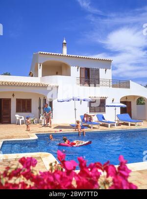 Famille dans villa de vacances avec piscine, près d'Albufeira, région de l'Algarve, Portugal Banque D'Images