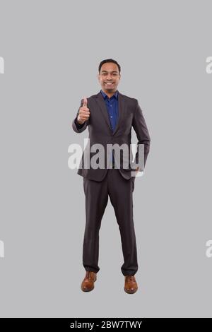 Homme d'affaires montrant Thoump Up Isolated. Indian Man Standing Full lenght Banque D'Images