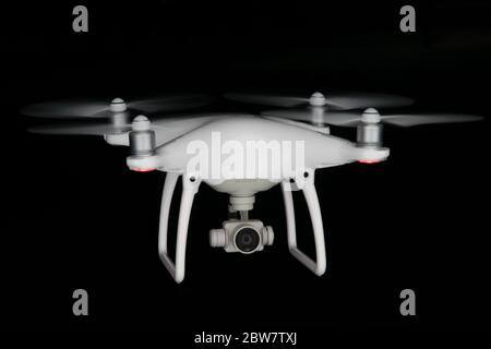 Drohne DJI Phantom 4 mit integrierter, Gimbal-gelagerter Kamera fliegt Yachts in der Luft - Flugdrohne Banque D'Images