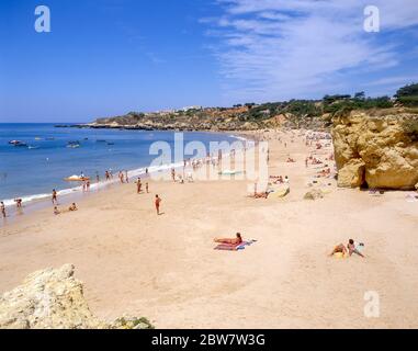 Vue sur la plage, Praia da Oura, District de Faro, Algarve, Portugal Banque D'Images
